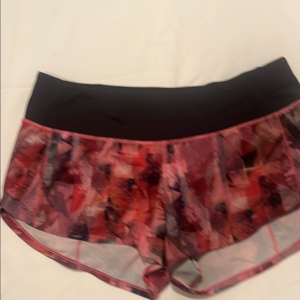 LULULEMON LOW RISE SPEED UP ATHLETIC SHORTS. Lined, zipper in waste-ban.